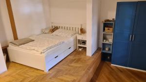 una camera con letto bianco e armadio blu di Spacious 4-Bedroom LOFT a Katzbach