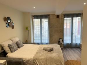 Postel nebo postele na pokoji v ubytování Studio Hyper Centre Libourne