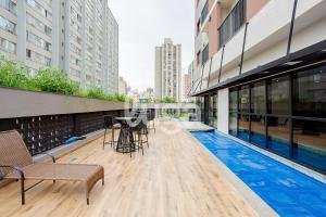 a balcony with a swimming pool on a building at Studio Resort Piscina Aquecida GYM Bem localizado in Curitiba