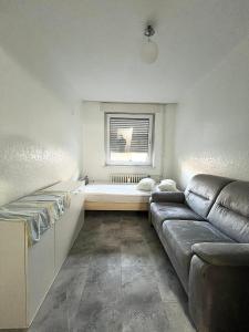 Posezení v ubytování - Graphite Modern 3-Room Apartment - Stylish Grey Interior - Spacious Terrace - Fully Equipped Kitchen - Wi-Fi - Renovated 2024 - Central & Convenient Location - Free Parking - Near Bus & Airport -