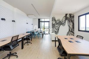 a room with tables and chairs and a painting on the wall at Studio Resort Piscina Aquecida GYM Bem localizado in Curitiba +118 photos