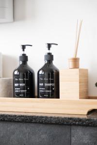 Fotografie z fotogalerie ubytování - Graphite Modern 3-Room Apartment - Stylish Grey Interior - Spacious Terrace - Fully Equipped Kitchen - Wi-Fi - Renovated 2024 - Central & Convenient Location - Free Parking - Near Bus & Airport - v destinaci Duisburg