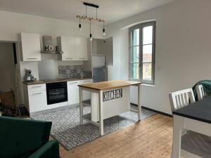 La ruine في لافيرت-سانت-أوبين: مطبخ مع طاولة في منتصف الغرفة