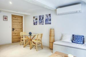 una sala de estar con una mesa y un sofá en Eros Suite, Greek-style apartment with Jacuzzi, en Brignoles