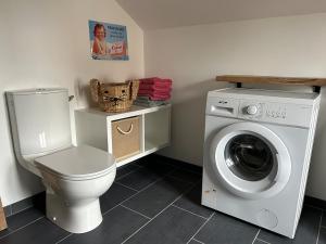 La ruine في لافيرت-سانت-أوبين: حمام مع مرحاض وغسالة ملابس