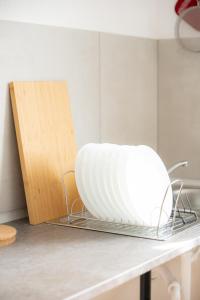 Fotografie z fotogalerie ubytování - Graphite Modern 3-Room Apartment - Stylish Grey Interior - Spacious Terrace - Fully Equipped Kitchen - Wi-Fi - Renovated 2024 - Central & Convenient Location - Free Parking - Near Bus & Airport - v destinaci Duisburg + 22 fotografií