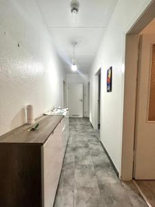 Kuchyň nebo kuchyňský kout v ubytování - Graphite Modern 3-Room Apartment - Stylish Grey Interior - Spacious Terrace - Fully Equipped Kitchen - Wi-Fi - Renovated 2024 - Central & Convenient Location - Free Parking - Near Bus & Airport -