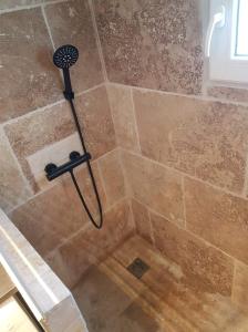 Appartement cosy au cœur de la Provence في جرافيزون: دش مع رأس دش في الحمام +10 صور