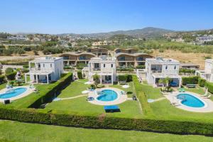 Kamari Beach في لاردوس: اطلالة جوية على قصر فيه مسبحين