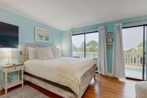 Una cama o camas en una habitación de Beachfront II 202