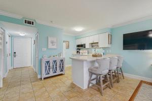 Una televisión o centro de entretenimiento en Beachfront II 202