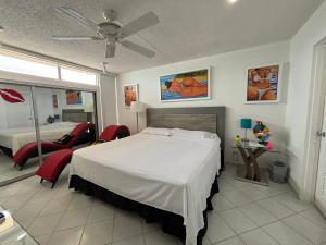 una camera da letto con un letto e un ventilatore a soffitto di Ocean View Apartment inside ESJ Hotel a San Juan
