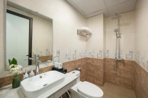 Koupelna v ubytování Dung Boutique Inn + 19 fotografií