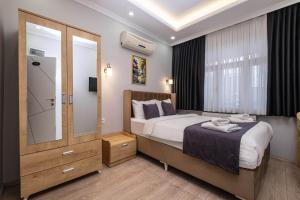 ein Schlafzimmer mit einem großen Bett und einem großen Spiegel in der Unterkunft Family Istanbul Hotel in Istanbul