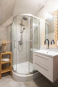 a bathroom with a shower and a sink at Hacienda Kościelisko - Kierpcówka 5 - Apartamenty z widokiem na Tatry & SPA in Kościelisko +64 photos