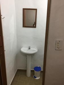 Chalé Suites Maresias في ساو سيباستياو: حمام مع حوض ومرآة على الحائط +7 صور