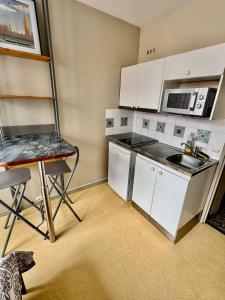 Kuchyň nebo kuchyňský kout v ubytování Hyper Centre de Valence - Studio N21 + 7 fotografií