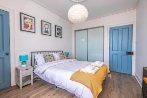 Postel nebo postele na pokoji v ubytování Seaview 2-Bed Apartment on Anstruther Harbourfront