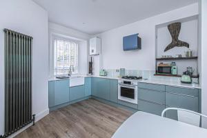 Kuchyň nebo kuchyňský kout v ubytování Seaview 2-Bed Apartment on Anstruther Harbourfront