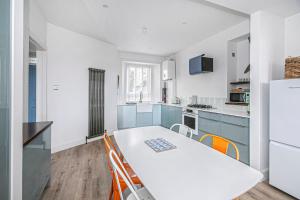 Kuchyň nebo kuchyňský kout v ubytování Seaview 2-Bed Apartment on Anstruther Harbourfront