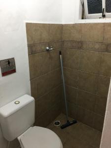 Chalé Suites Maresias في ساو سيباستياو: حمام به مرحاض ودش من البلاط