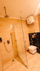 Koupelna v ubytování Hotel Velvet Crown Airport Stay WIth- Free Airport Pickup Delhi Airport