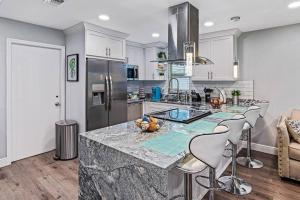 Кухня или мини-кухня в Stunning Heated Pool House Close to Tampa & Casino
