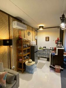 Alisa Villa, Ubon Cottage في Ban Pla Duk: غرفة معيشة مع أريكة ومطبخ +35 صورة