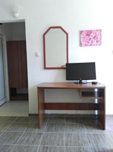 A television and/or entertainment centre at Guest House Villa Rose