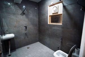 Koupelna v ubytování Hotel Vasudha Inn Near Delhi Airport + 33 fotografií