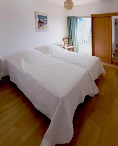 En eller flere senge i et værelse på Bien-être & Panorama - Les Gîtes de la Côte d'Amour + 12 billeder