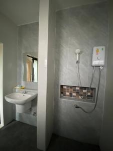 เขาค้อคริสตัลวิว,Khao kho Crystal View في Ban Huai Phai: حمام مع حوض ودش