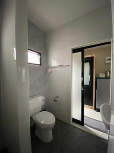 เขาค้อคริสตัลวิว,Khao kho Crystal View في Ban Huai Phai: حمام مع مرحاض أبيض ومغسلة +24 صورة