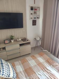 Телевизор и/или развлекательный центр в Pipa Solar Água 150