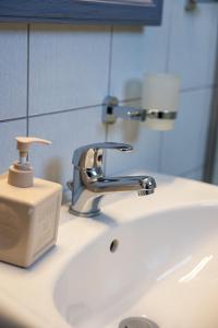 Ένα μπάνιο στο San Giorgio Leros +44 φωτογραφίες