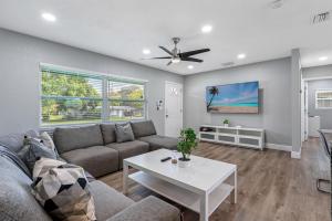 una sala de estar con un sofá y una mesa en Charming & Renovated Home 20 Minutes from Tampa, en Brandon
