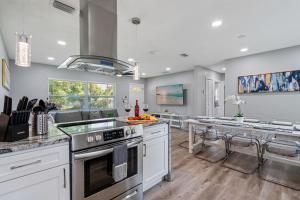 cocina con electrodomésticos de acero inoxidable y zona de comedor en Charming & Renovated Home 20 Minutes from Tampa, en Brandon