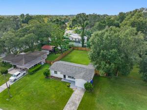 una vista aérea de una casa con patio en Charming & Renovated Home 20 Minutes from Tampa, en Brandon