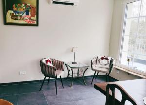 ein Wohnzimmer mit zwei Stühlen und einem Tisch in der Unterkunft Domaine de la Brême 