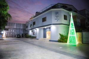 Un árbol de Navidad delante de un edificio en Chateux de atlantique Hotel, en Lagos