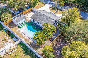 een bovenaanzicht van een huis met een zwembad bij Tampa Retreat with Heated In-Ground Pool & Spa in Tampa