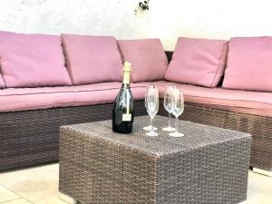 een fles wijn en twee wijnglazen op een tafel bij Global Immo 9101 Pacheco Beach in Roses