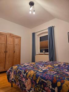 Postel nebo postele na pokoji v ubytování Quartier1905 charmanter Altbau zentral & waldnah