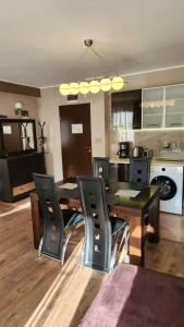 een keuken en eetkamer met een tafel en stoelen bij SPOMAR One Bedroom Apartment in Bansko +9 foto's