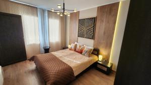 een slaapkamer met een bed en een kroonluchter bij SPOMAR One Bedroom Apartment in Bansko