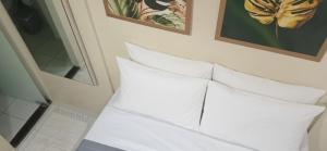 divano bianco con cuscini in camera di Pousada Estrela Dourada a João Pessoa