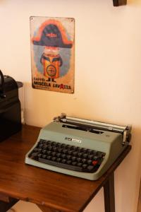 een toetsenbord op een houten tafel bij Corte Oliveta in Matera