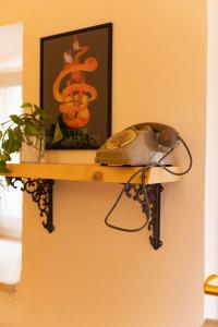 een computermuis op een plank aan de muur bij Corte Oliveta in Matera +16 foto's