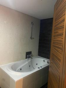 Et badeværelse på Loft Duplex les berges du lac + 20 billeder