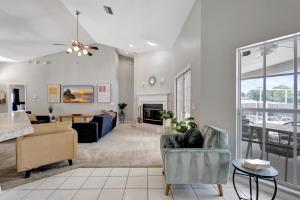 uma sala de estar com sofá e lareira em Pool Waterfront Lake 12 PPL Gorgeous em Riverview